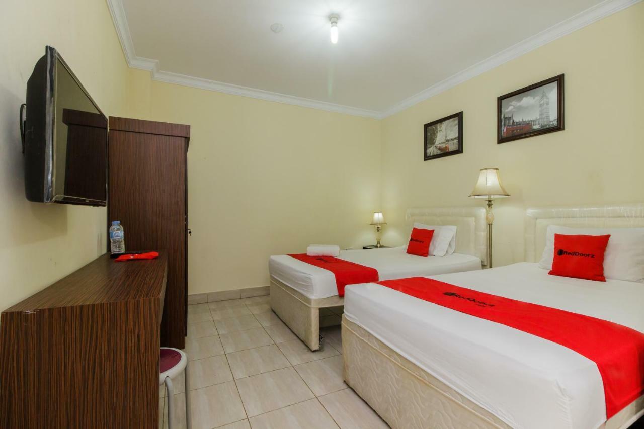 Hotel Reddoorz @ Malalayang 2 Manado Exterior foto