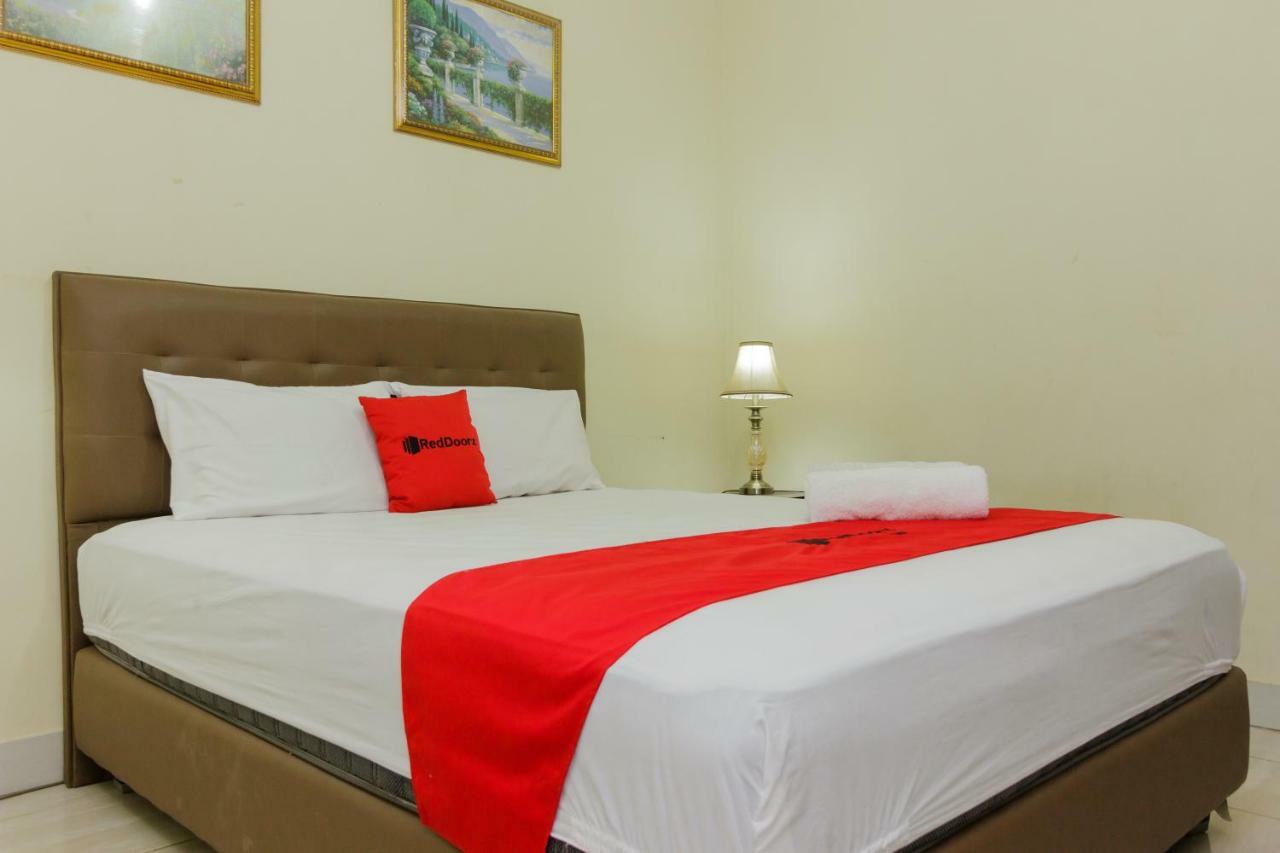 Hotel Reddoorz @ Malalayang 2 Manado Exterior foto